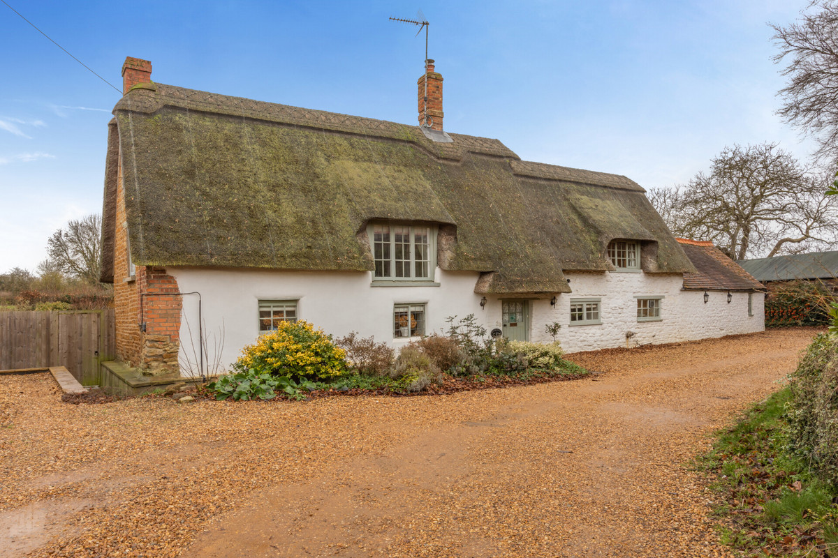 Detached House: for sale in Northampton