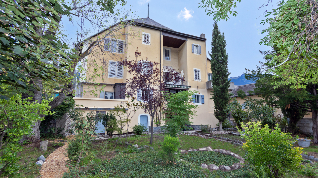 EXCEPTIONAL 6.5 ROOM MANSION IN THE HEART OF SIERRE