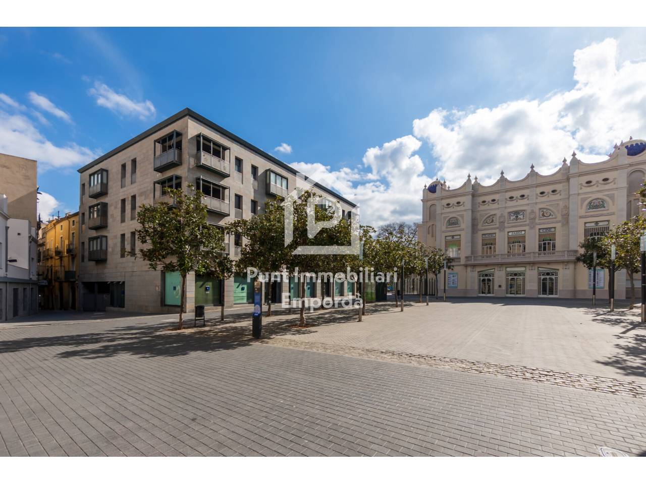 Building for sale in the pedestrian and commercial center of Figueres with high profitability potential.