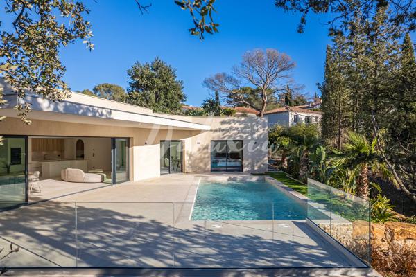 Modern villa with swimming pool in Saint-Raphaël.