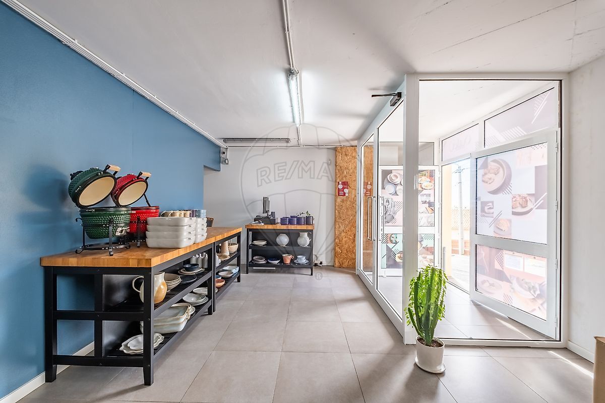 Commercial for sale in Caniço, Portugal