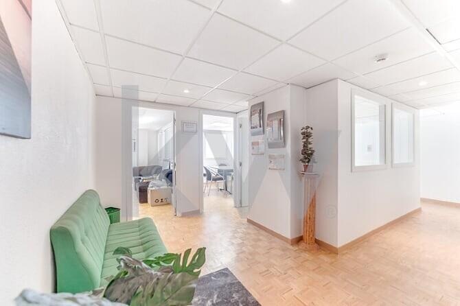 Large Commercial Space for Sale in Cascais with 280m2 consisting of 2 floors with natural light