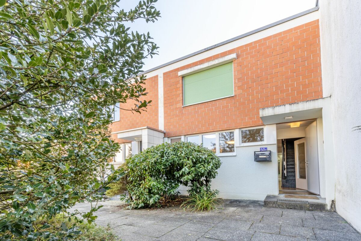 Renovated 5-room mid-rise building with outdoor parking in the popular Nägelsee district