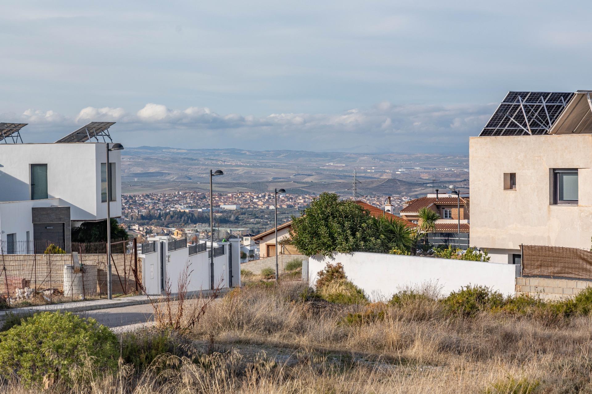 Plot on the corner in Residencial ̈El Pinar ̈ next to Altos de La Zubia