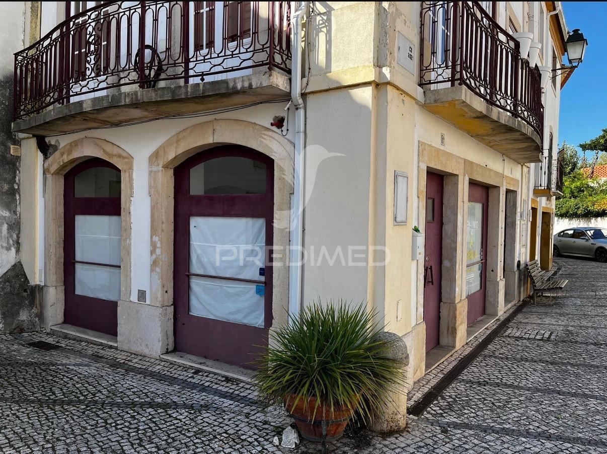 Commercial store in the riverside area of Constância with high potential