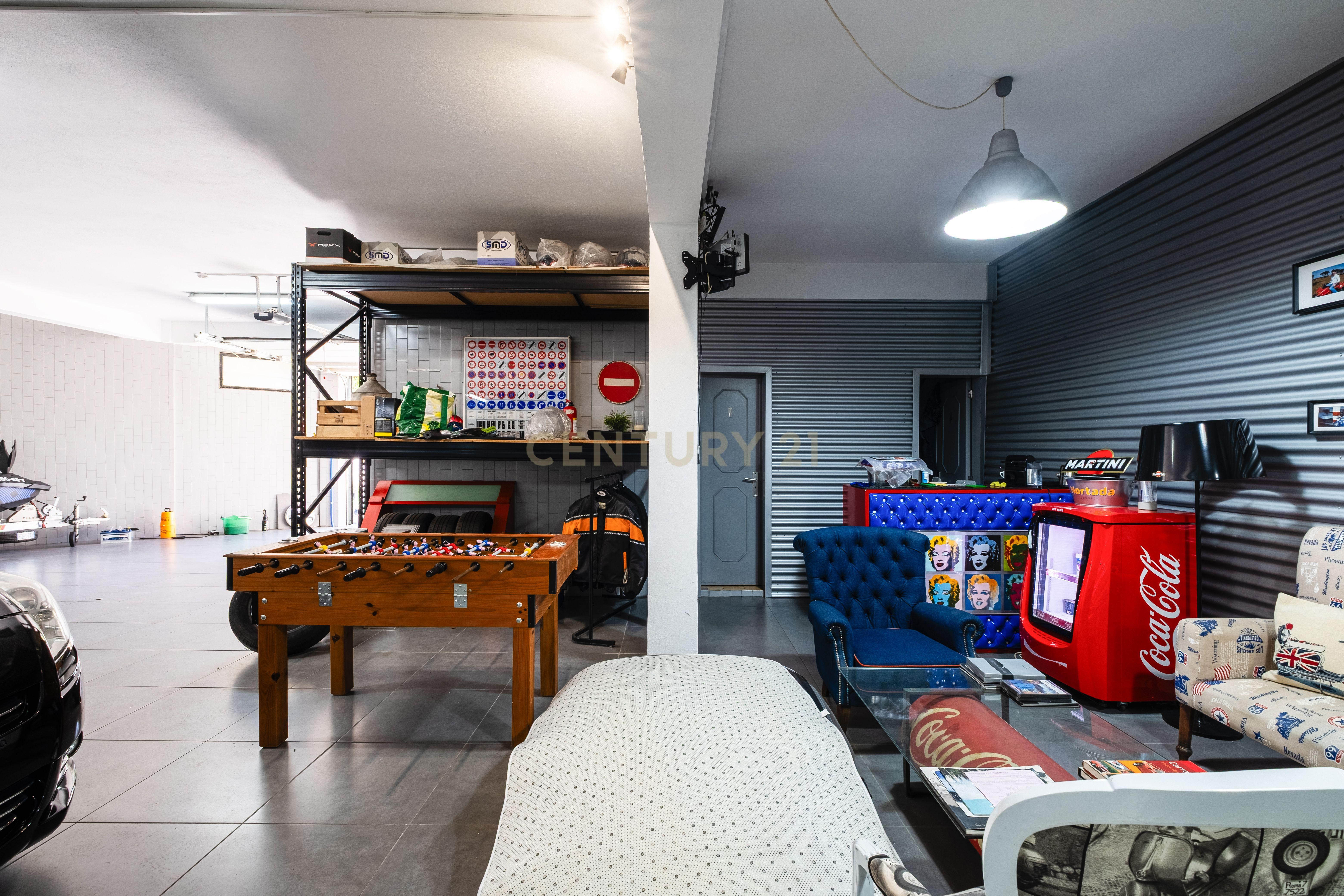 Renovated garage in Rio Tinto, near Venda Nova, with 328m²