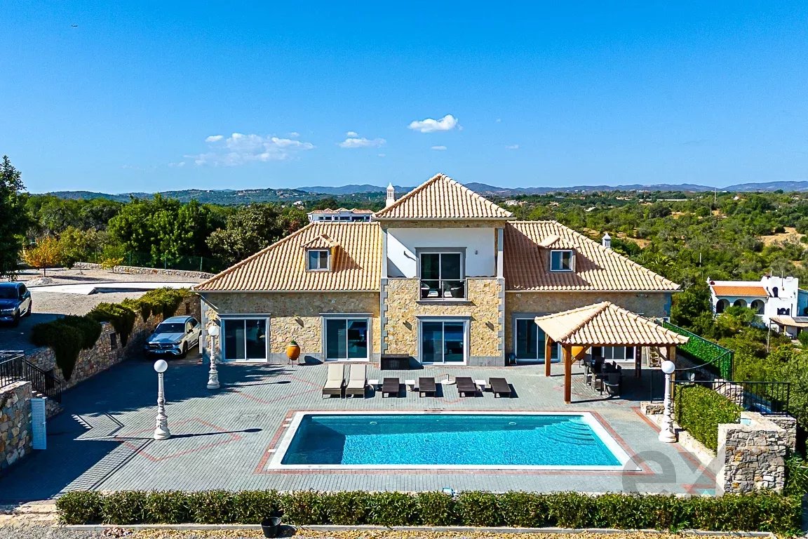 An Elegant and Peaceful Retreat with Sea Views and Pool in Tavira