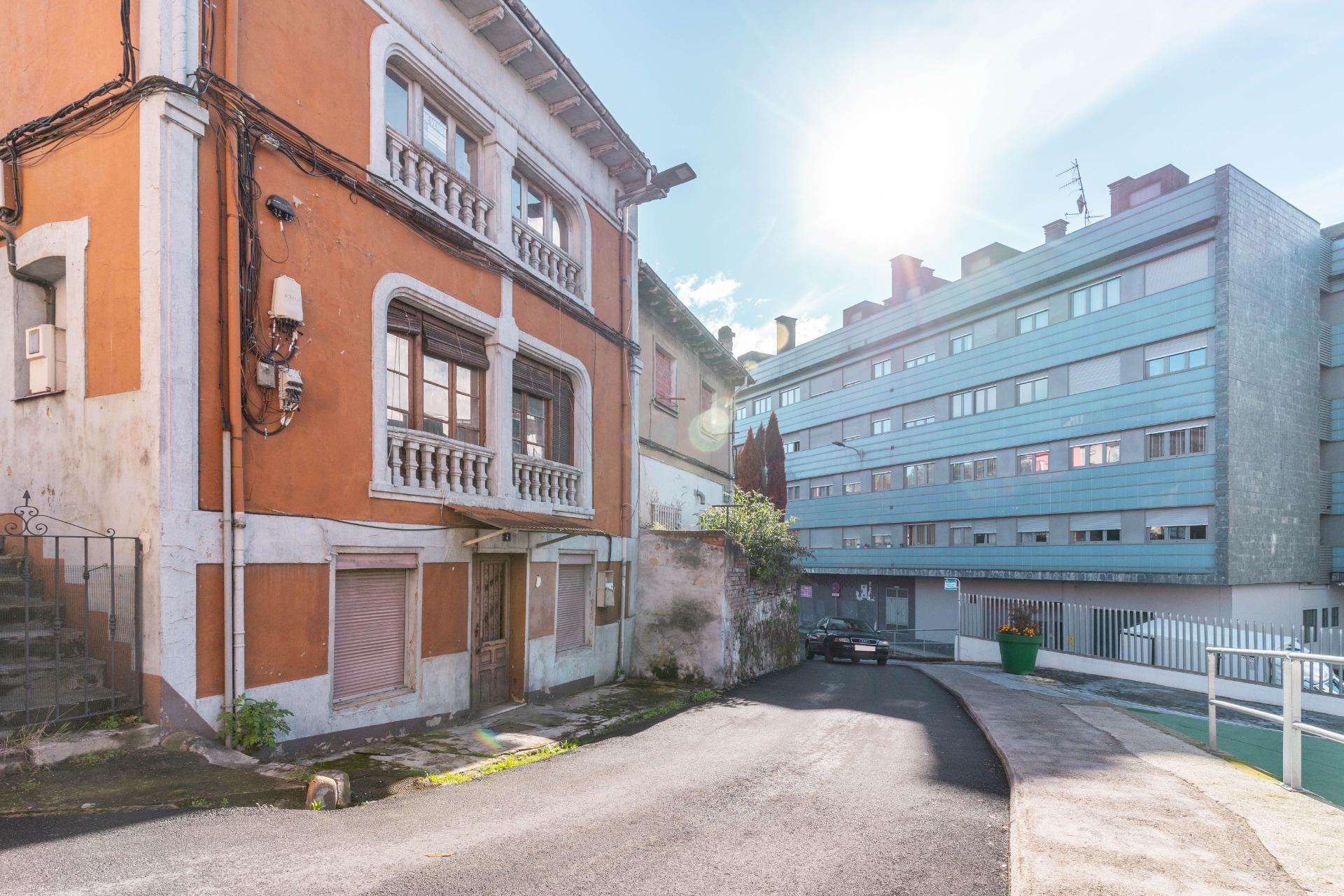 Building in Calle Valentín Ochoa 4, LA felguera Langreo