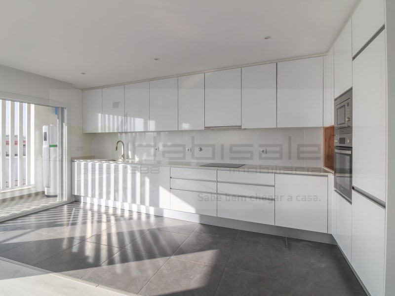 T1 with large balcony 2 minutes from the A33