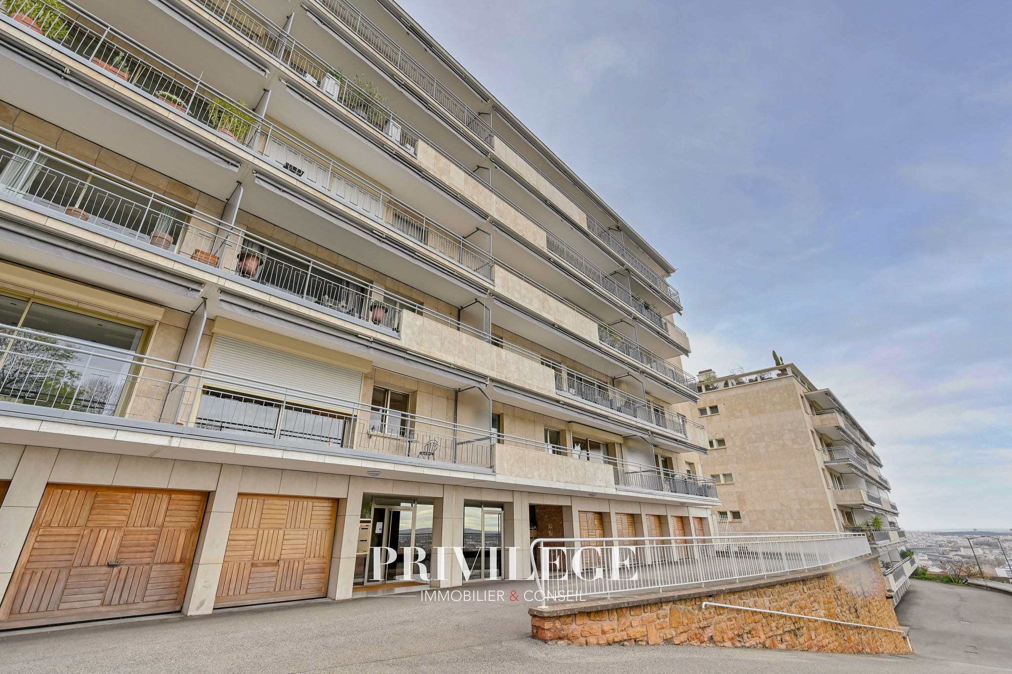 SOLE AGENT 118m2 refurbished in the Choulans-Debrousse sector with garage