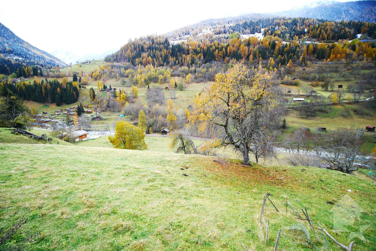 Splendid building plot with views of the mountains