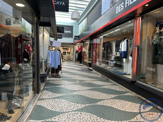 COMMERCIAL WALLS OF 2 SHOPS, RUE DE BORDEAUX, 75 m2