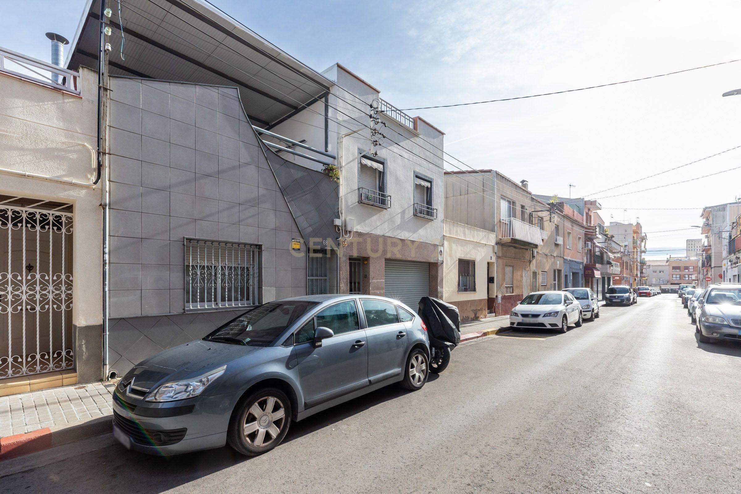 Charming house in Sabadell, central and quiet, ideal to renovate to your taste