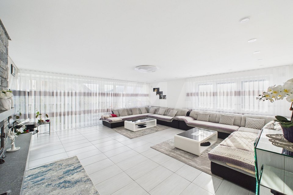 Ampia casa bifamiliare completamente rinnovata con grande spazio esterno