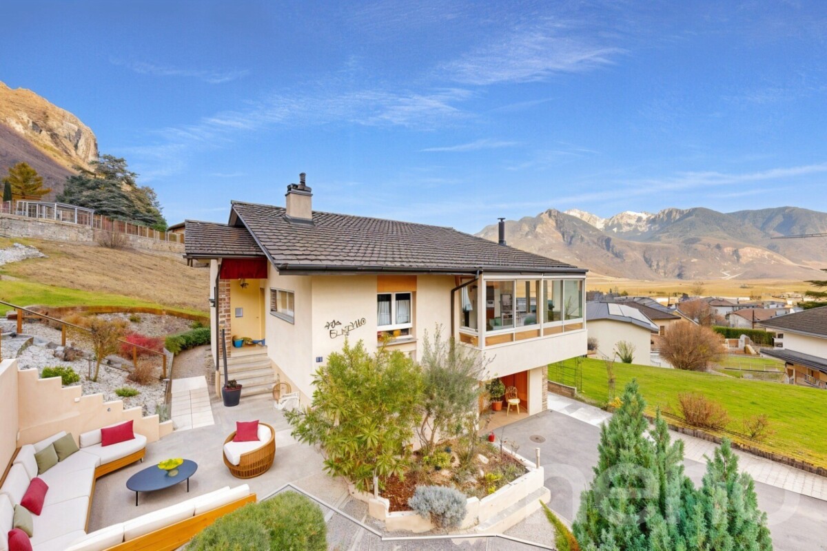 Detached villa with dominant view and large plot in Vouvry