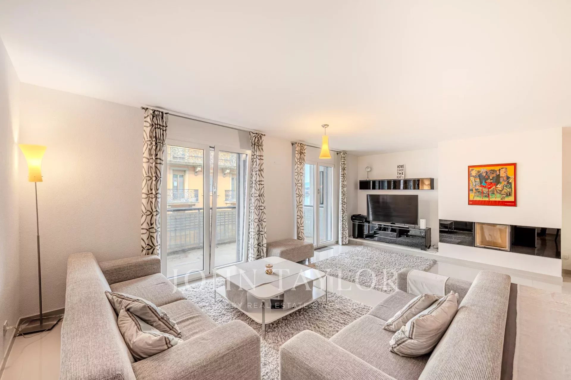 Superb apartment ideally located in the heart of Montreux, a stone's throw from the lake and all amenities.