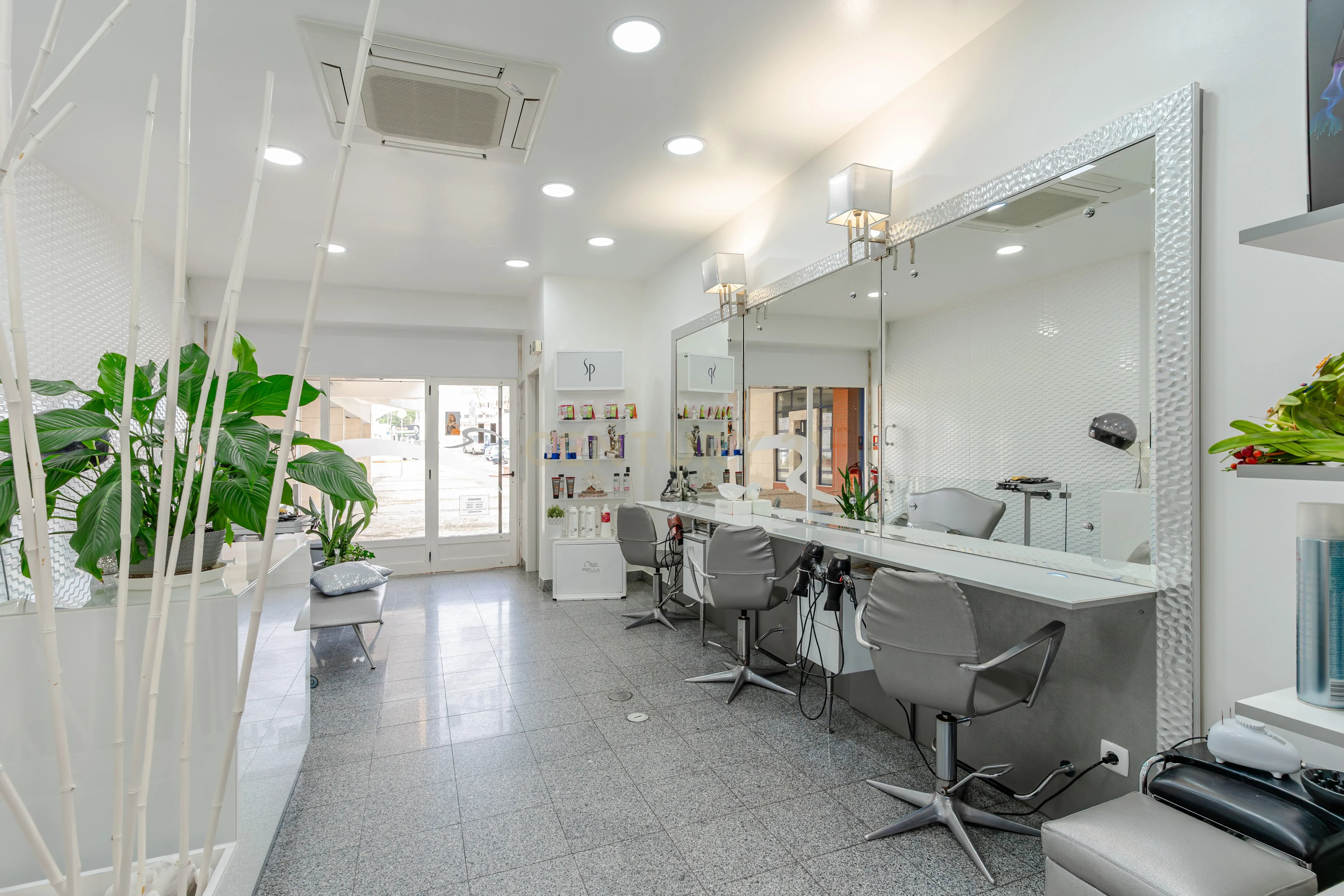 Commercial Space in Palhais with the possibility of making an apartment under the Simplex