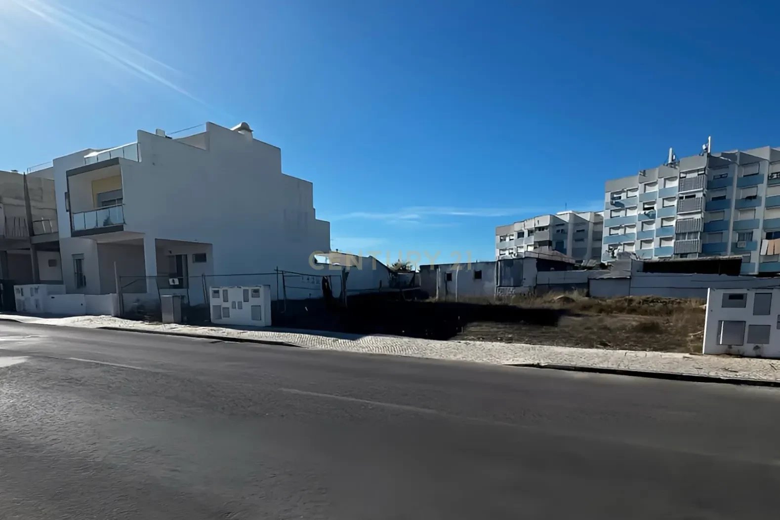 Terreno Urbano de 186 m² con Proyecto de Vivienda Aprobado en Santo António da Charneca, Barreiro