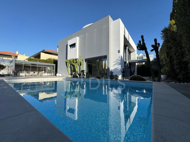 5 bedroom villa, in a luxury condominium, in Estoril, Cascais