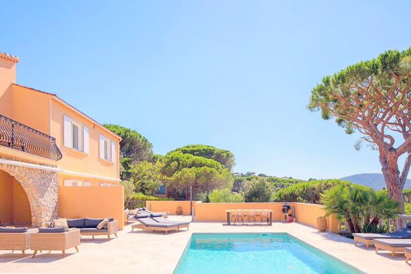 VILLA FOR SALE OF 213 M² CONSISTING OF 8 ROOMS WITH 3 INDEPENDENT APARTMENTS IDEAL FOR RENT, CLOSE TO THE BEACHES, THE GOLF COUR…