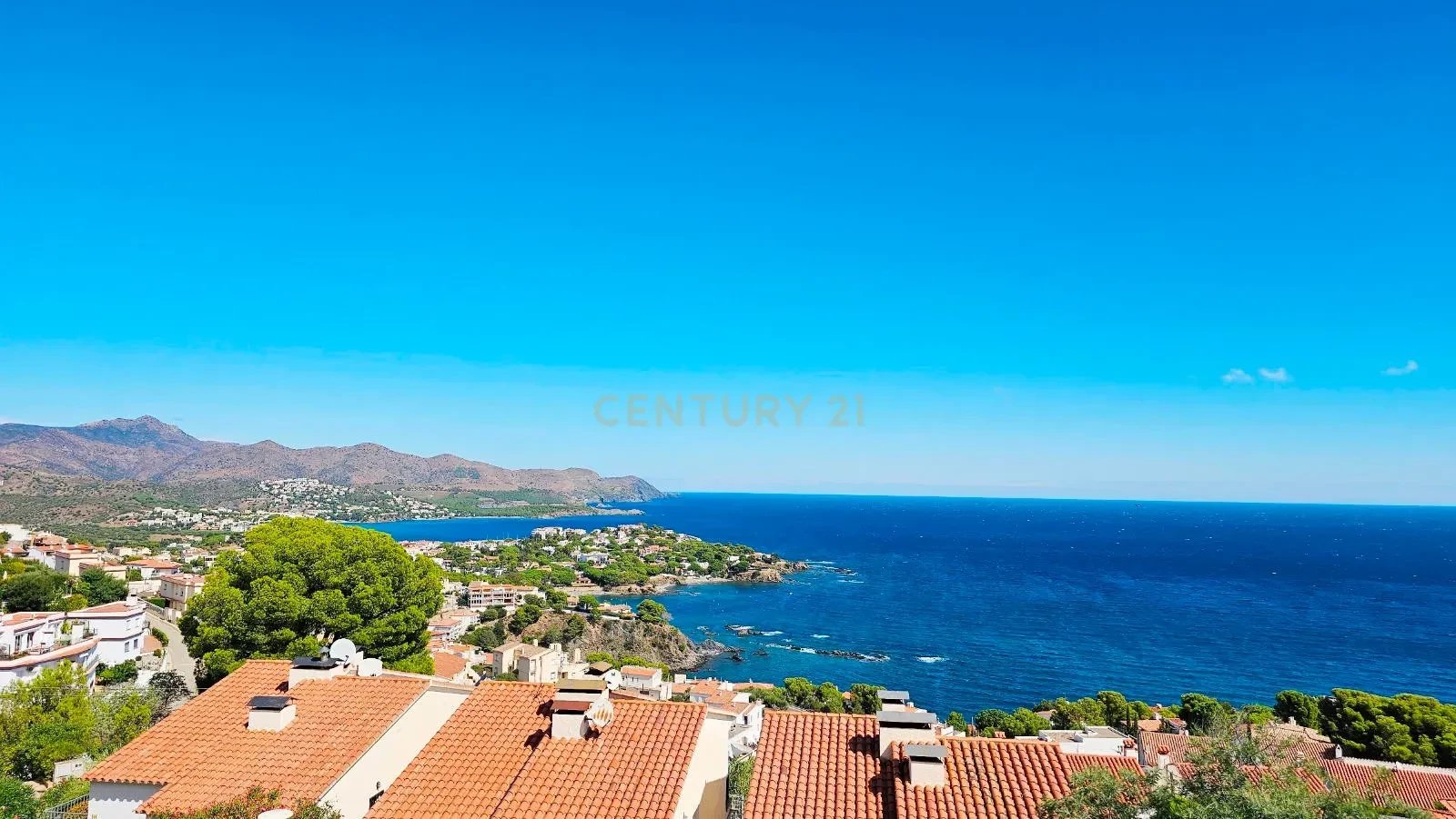 Penthouse with terrace, garden and private pool with sea views in Llançà