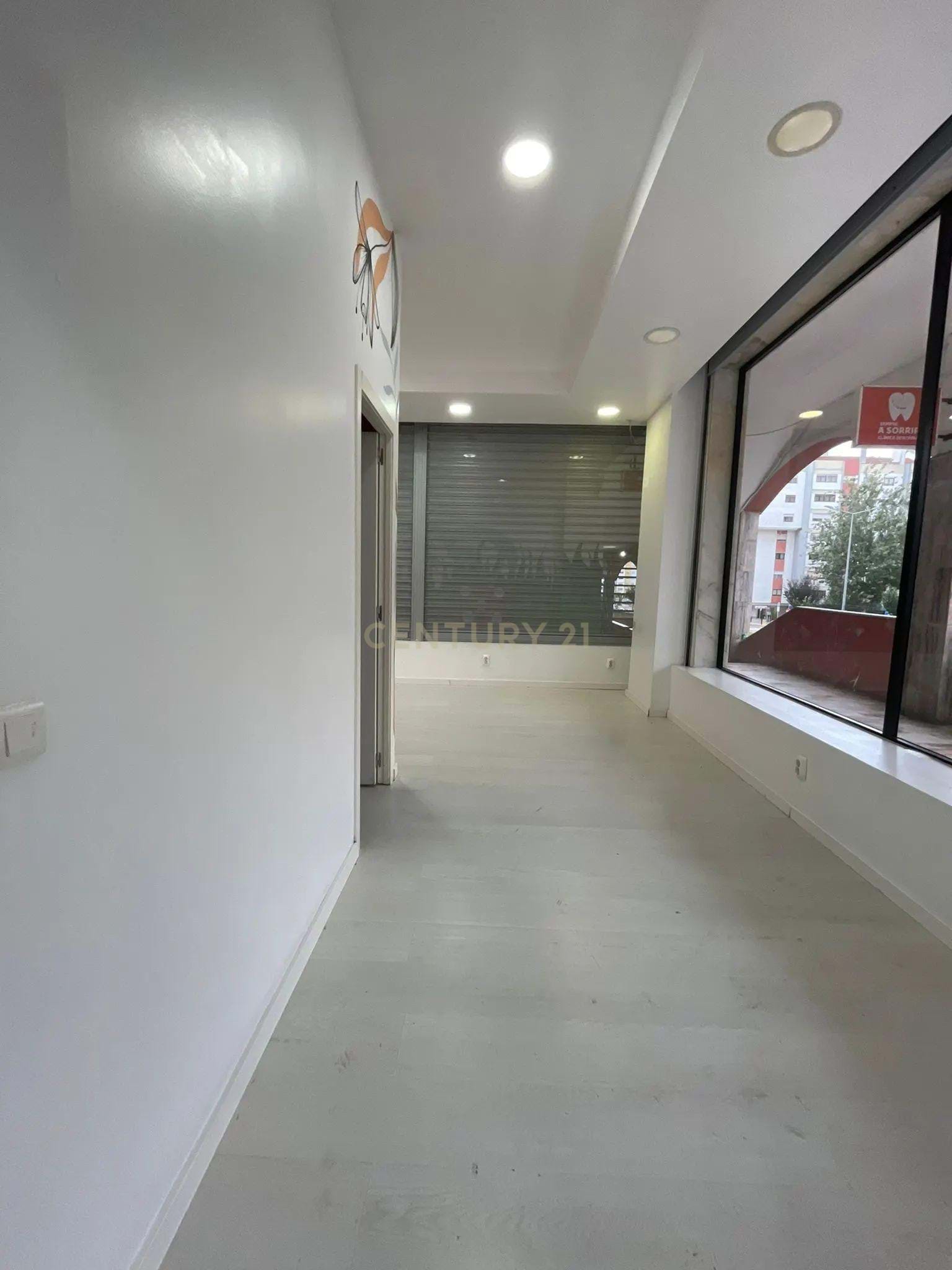 Spacious store in the arcades of the Massamá Shopping Mall with two storefront windows and excellent visibility.