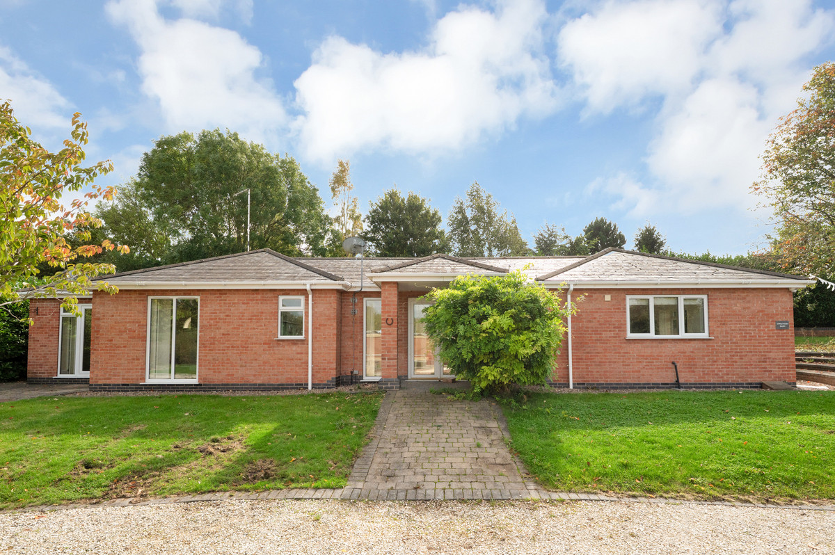 Bungalow: for sale in Ruddington Nottingham