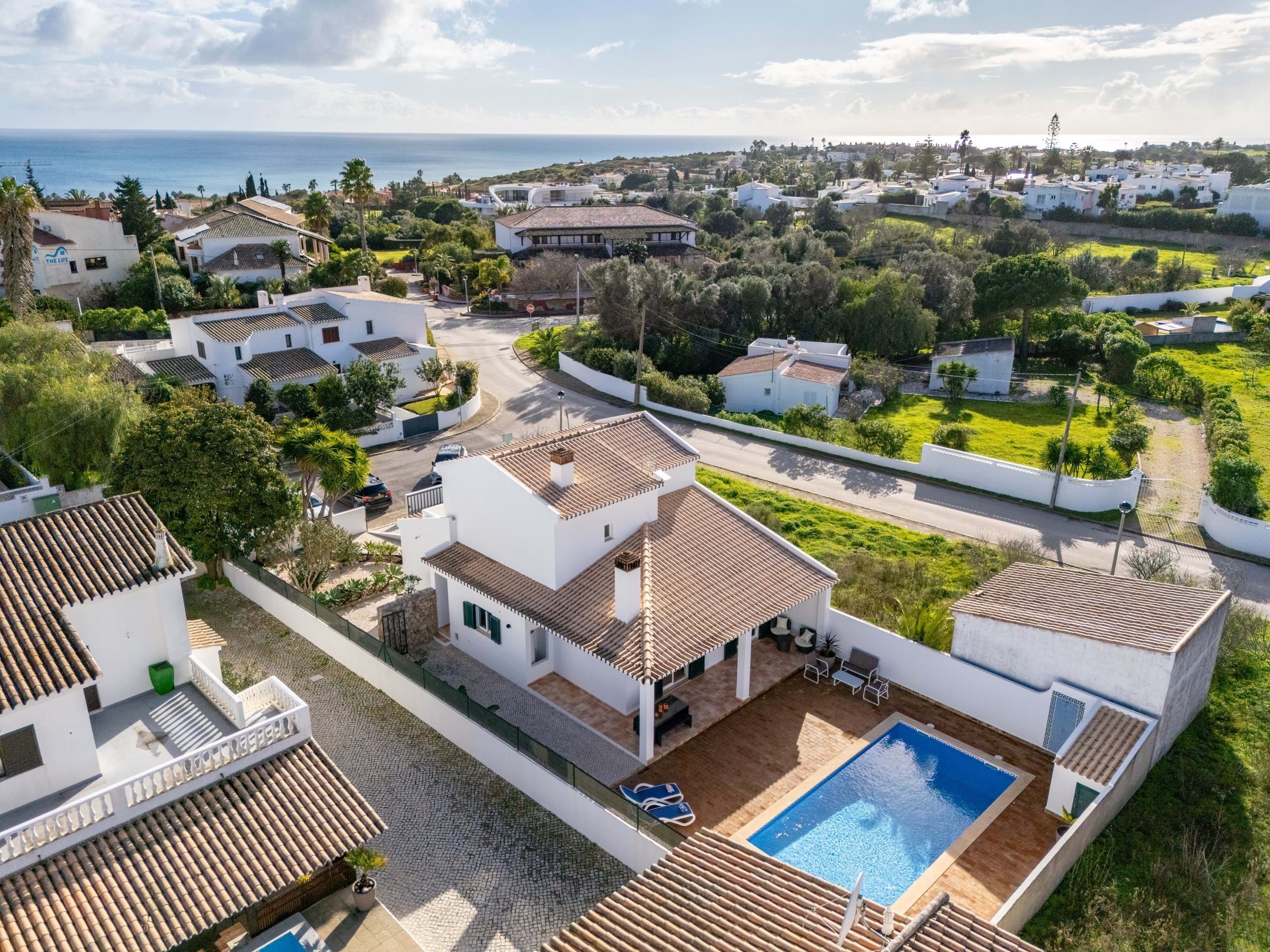 Renovated 3-Bedroom Villa With Pool - Montinhos da Luz