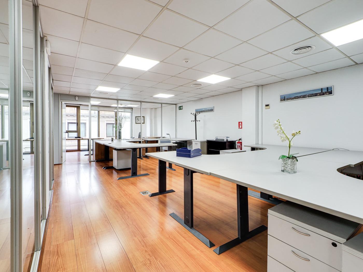 Located in the heart of the Eixample we place this spacious office of 182m2