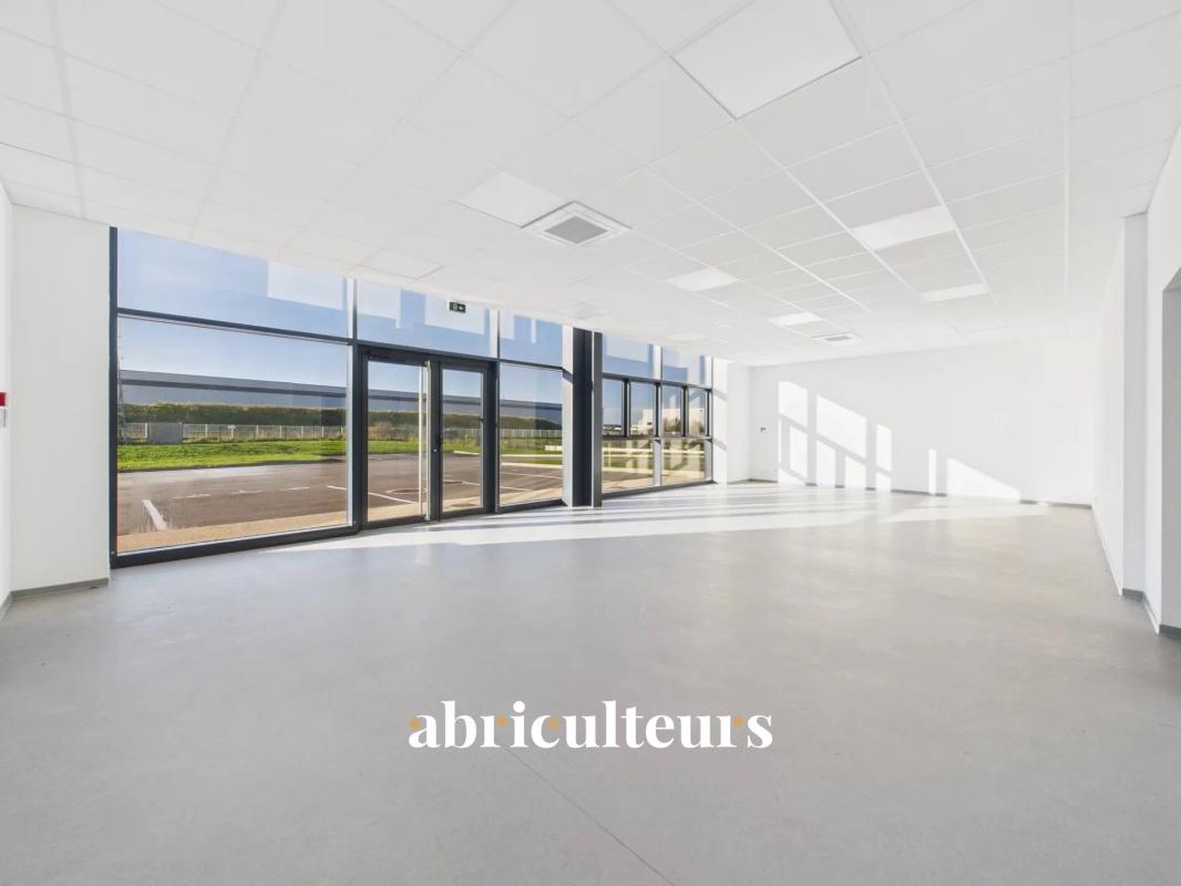 New business premises of 600 m² – 1 hour from Paris, in the heart of a strategic area