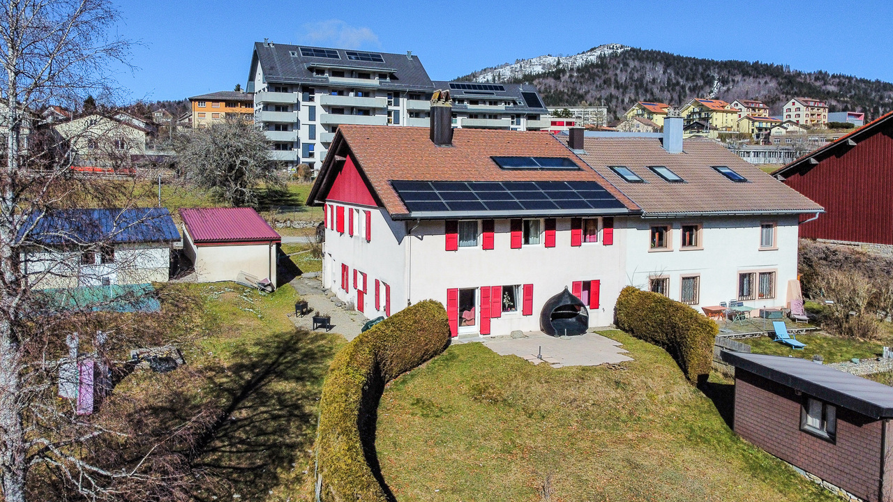 Semi-detached house with 2 dwellings, 2 garages, large garden and terrace