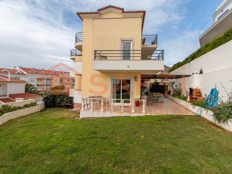 Semi-detached house in the center of Ericeira