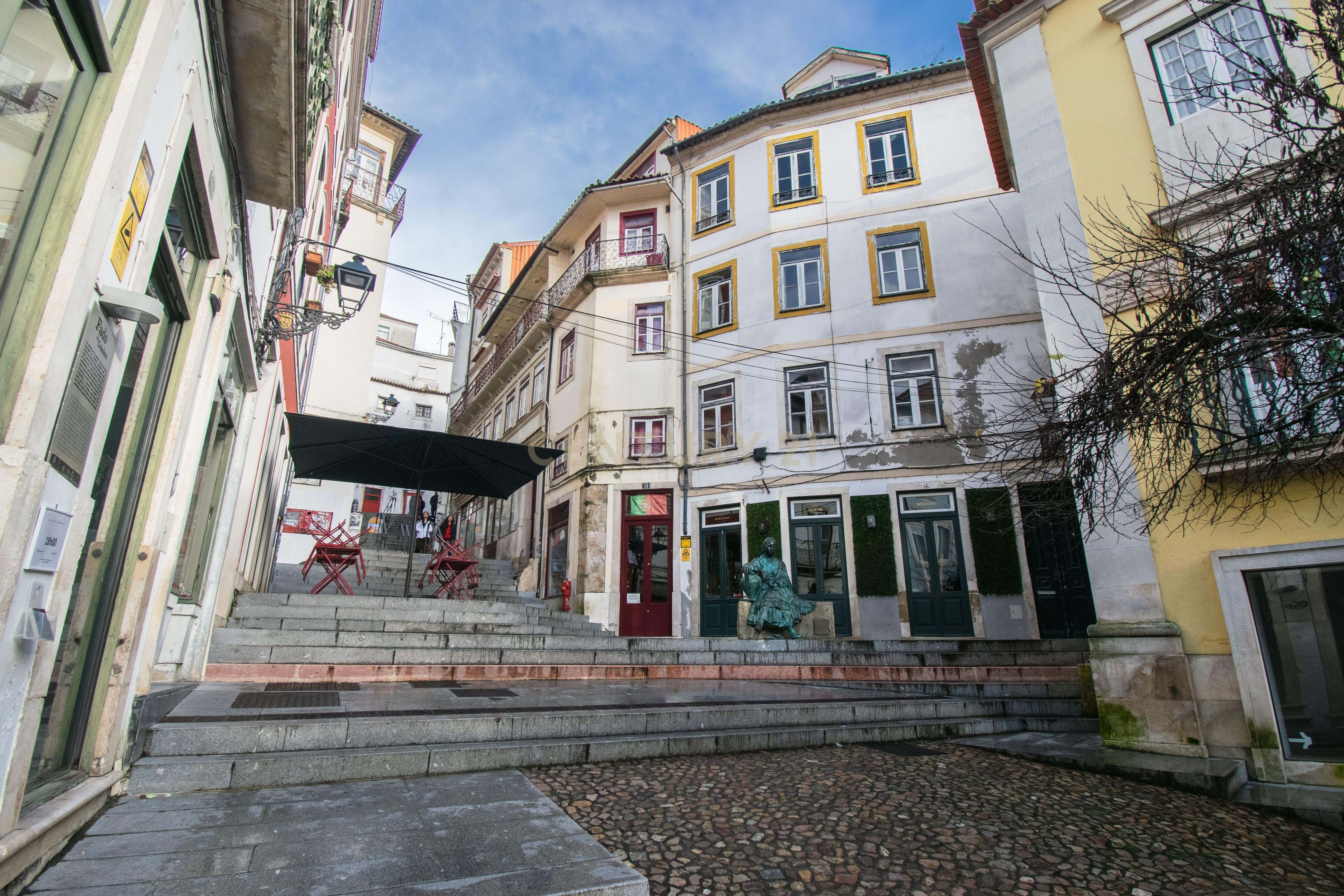Building on the emblematic Rua do Quebra Costas, in the historic center of Coimbra, for investment!