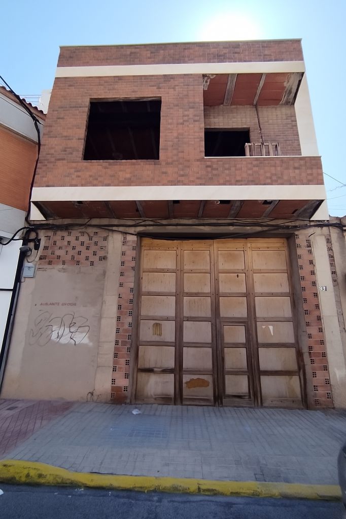 Building in Novelda with excellent potential