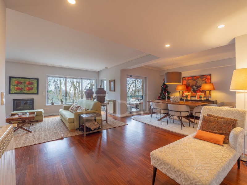 3 bedroom flat, with balcony and garage, in Foz do Douro